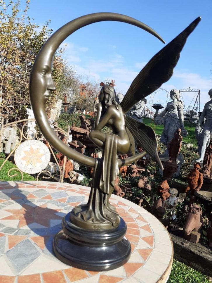 Bronzen beeld gesigneerd op een ronde marmeren sokkel, Antiek en Kunst, Antiek | Brons en Koper, Brons, Ophalen of Verzenden