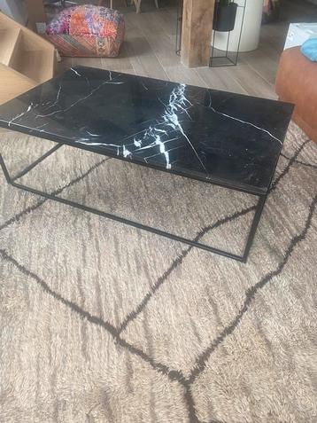 Salontafel met marmeren blad beschikbaar voor biedingen