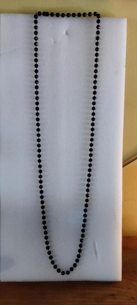 Long collier de perles en plastique, Bijoux, Sacs & Beauté, Colliers, Comme neuf, Synthétique, Noir, Enlèvement ou Envoi