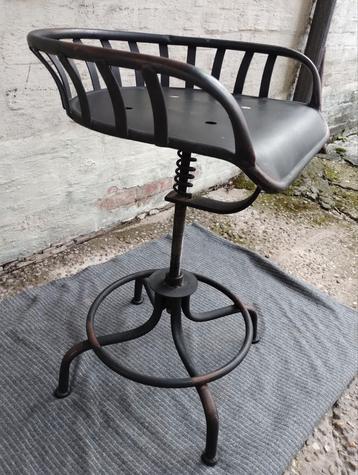 Oude industriële barkruk met tractorzitting..0478028005 beschikbaar voor biedingen