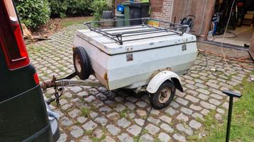 Compacte aanhangwagen met verticale opslagmogelijkheid beschikbaar voor biedingen