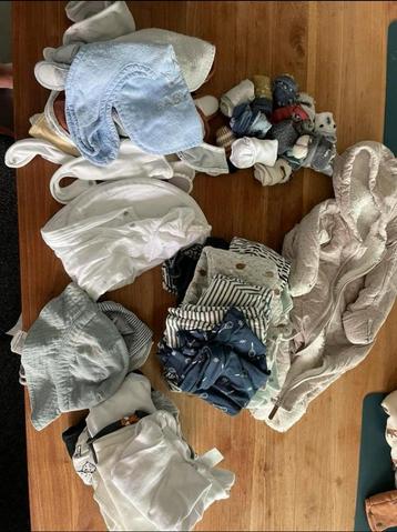 Set van babykledij maat 50-56 beschikbaar voor biedingen