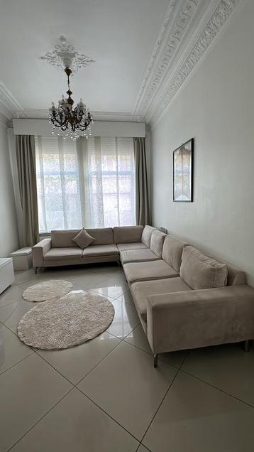 Moderne beige zetel beschikbaar voor biedingen