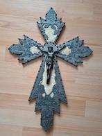 Croix 50 cm en bois avec plomb et cuir et Jésus, Collections, Religion, Comme neuf, Enlèvement ou Envoi