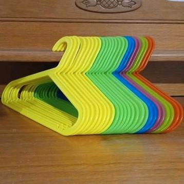 Kapstokken vrolijke kleerhangers in kleuren voor kinderen beschikbaar voor biedingen