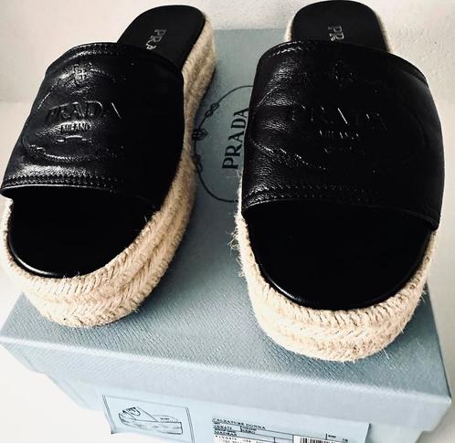 PRADA BETOVERENDE PLATFORM MUILTJES NP €950,- ORIGINEEL, Kleding | Dames, Schoenen, Zo goed als nieuw, Sandalen of Muiltjes, Zwart