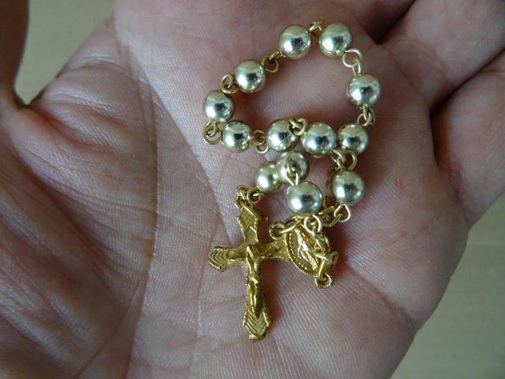 Hand rozenkrans Heilige Maria vintage rozenkrans verguld ?, Verzamelen, Religie, Zo goed als nieuw, Christendom | Katholiek, Overige typen