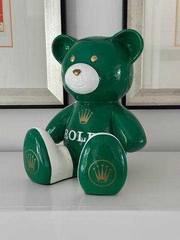 Teddybeer Zittend Hommage to Rolex Groen 34cm Pop Art beschikbaar voor biedingen