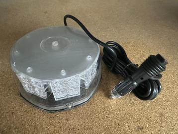 Knipperlicht-zwaailicht blauw-rood op sigarettenaansteker a beschikbaar voor biedingen