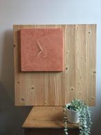 Horloge bois sablé et effet béton orange (73 x 73cm), Antiquités & Art, Antiquités | Horloges, Enlèvement