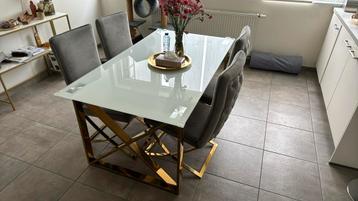 Table à manger avec 6 chaises, finition dorée et verre 
