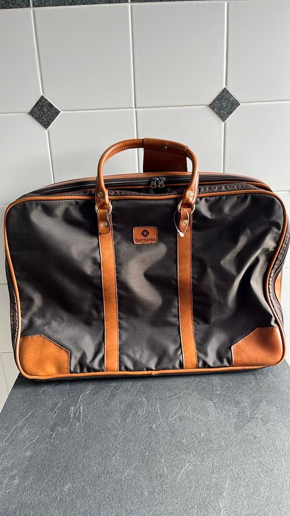 Grote reistas Samsonite met kostuum opberg ruimte., Handtassen en Accessoires, Tassen | Reistassen en Weekendtassen, Zo goed als nieuw