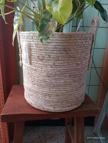 Grote decoratieve pottenmand met 2 handgrepen  beschikbaar voor biedingen