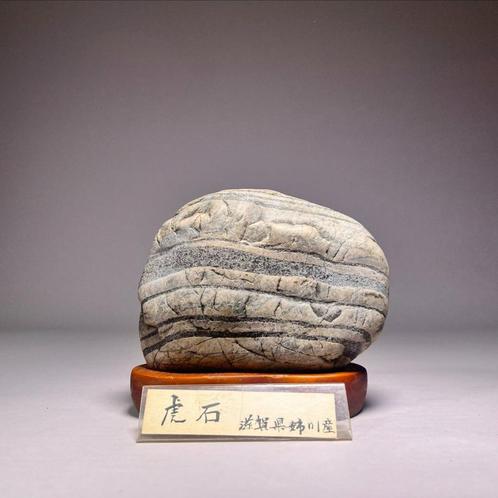 Impressive shaped Japanese viewing stone called "水石 Suiseki", Antiek en Kunst, Curiosa en Brocante, Ophalen of Verzenden