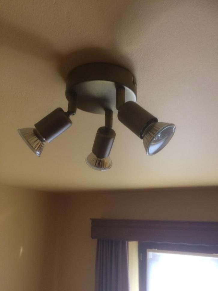 3 bronskleurige spots met elk 3 verstelbare lichtpunten, Huis en Inrichting, Lampen | Spots, Zo goed als nieuw, Plafondspot of Wandspot
