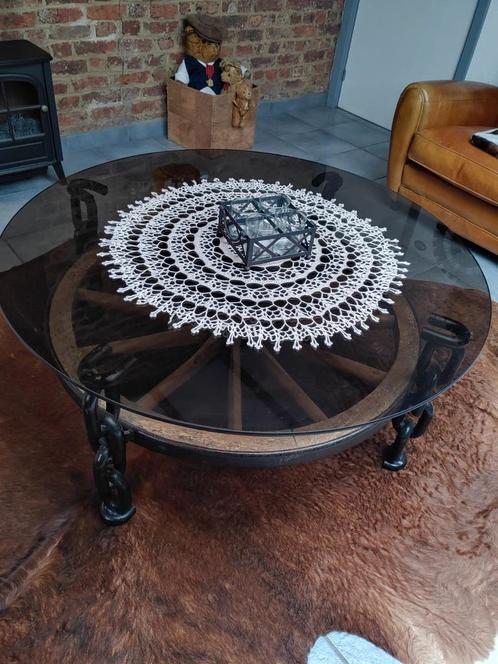 Magnifique table de salon sur vraie roue de charrette, Antiquités & Art, Antiquités | Meubles | Tables, Enlèvement