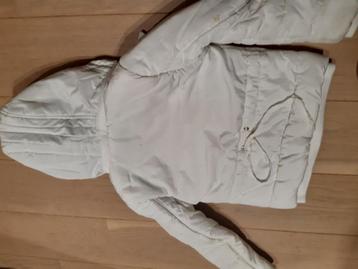 Witte winterjas beschikbaar voor biedingen