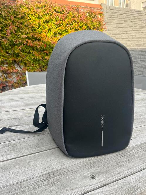 XD Design Bobby Hero Regular anti diefstal rugzak 18l grijs, Handtassen en Accessoires, Tassen | Rugtassen, Zo goed als nieuw