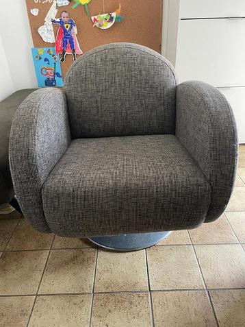 Moderne en comfortabele fauteuil draait 360° beschikbaar voor biedingen