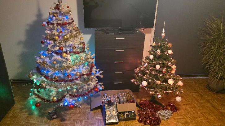 2 x kerstboom kunststof en kerstboomversiering apart te koop, Diversen, Kerst, Gebruikt, Ophalen