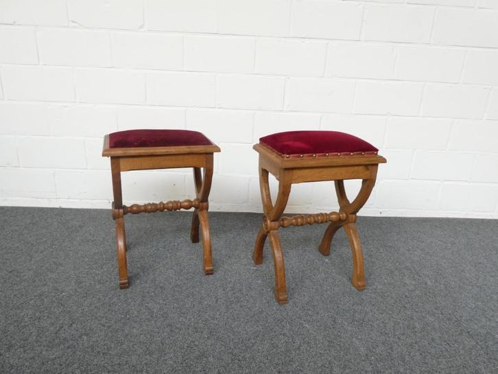 Twee neogotische misdienaarskrukjes met bergruimte, Antiek en Kunst, Antiek | Religieuze voorwerpen, Ophalen