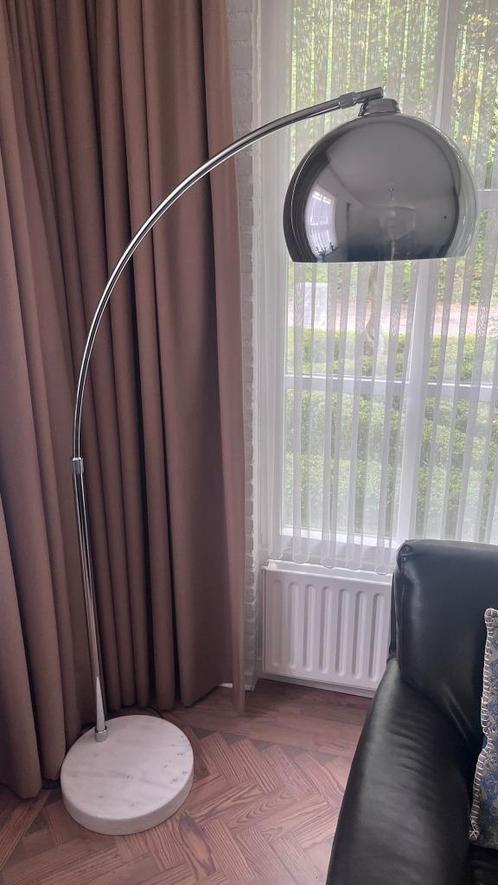 Design booglamp met marmeren voet – 180 cm hoog, Huis en Inrichting, Lampen | Vloerlampen, Zo goed als nieuw, 150 tot 200 cm, Metaal