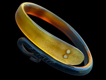 Ancien bracelet serpent en corne beschikbaar voor biedingen