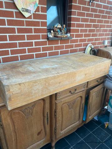 Oude slagersblok beschikbaar voor biedingen