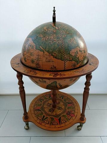 Wereldbol bar, antieke bar meubel, vintage bijzet tafel beschikbaar voor biedingen