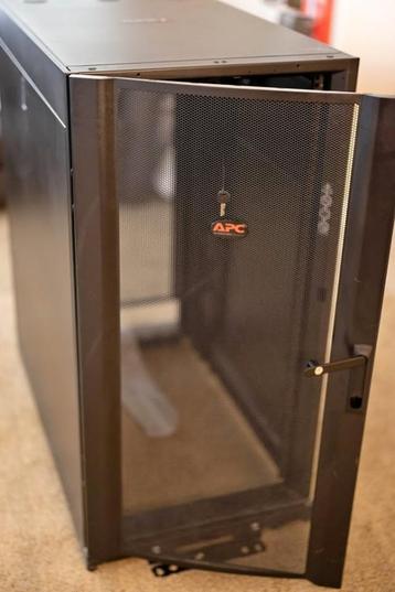 APC Netshelter SX 24U (AR3104) - server-rackbehuizing zwart beschikbaar voor biedingen