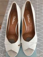 Witte pump met open tern maat 40, Wit, Ophalen of Verzenden, Zo goed als nieuw, Schoenen met hoge hakken