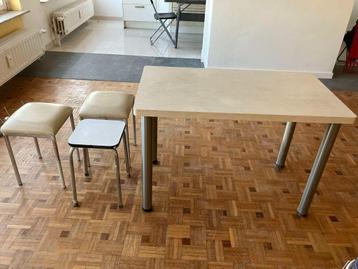 Tafel met krukken beschikbaar voor biedingen