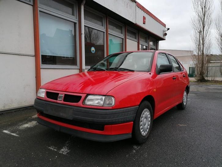 Seat Cordoba Essence avec toit ouvrant de 1996., Autos, Seat, Particulier, Achat, Cordoba, Essence, Berline, 4 portes, Boîte manuelle