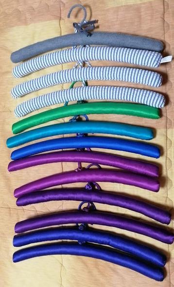 13 cintres en tissue parfait etat beschikbaar voor biedingen