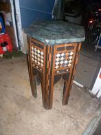 STOELTJE MET MARMEREN BLAD  EN PARLEMOER INLEGWERK, Ophalen