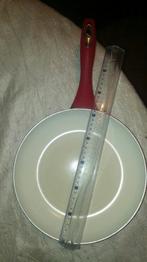 Poêle rouge blanche korkmaz 26cm, Maison & Meubles, Cuisine | Casseroles & Poêles, Enlèvement ou Envoi, Utilisé