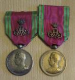 2 medailles: koninklijke huizen, dienaren van de koning, Verzamelen, Ophalen of Verzenden, Landmacht, Lintje, Medaille of Wings