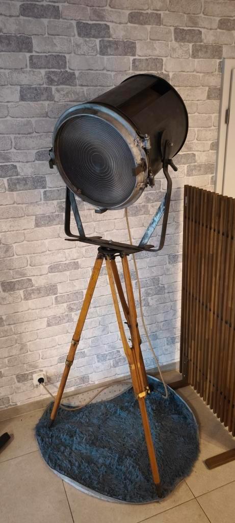 Vintage industriële lamp met bioscoopprojector, Huis en Inrichting, Lampen | Vloerlampen, Hout, Metaal, Ophalen