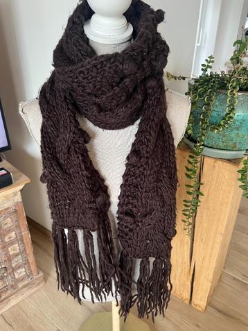 Prachtige sjaals en barret beschikbaar voor biedingen