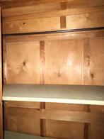 Kast. Hoog. Bruin. 210*135*50., Met deur(en), Gebruikt, 100 tot 150 cm, 200 cm of meer