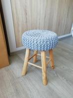 tabouret met grijs gebreide overtrek, Ophalen, Hout, Twee, Nieuw