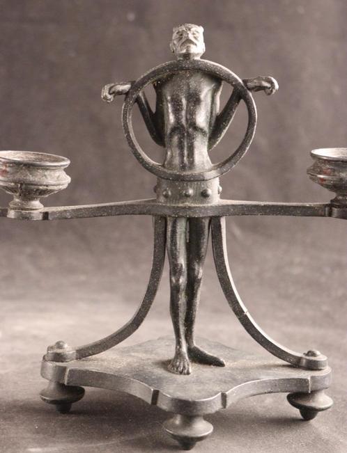 Antieke kandelaar met duvels figuur, Antiek en Kunst, Antiek | Kandelaars, Ophalen of Verzenden