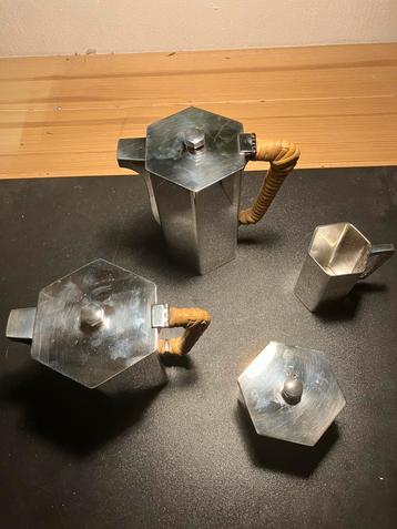 Antieke servies set beschikbaar voor biedingen