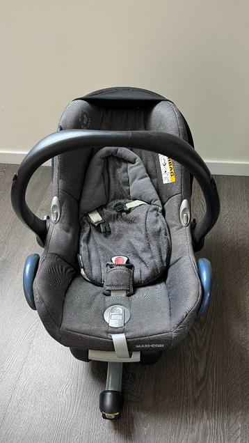 Maxi cosi Cabriofix met ISOFIX basis disponible aux enchères