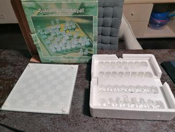 jeux d'échecs en verre           -- NEUF -- beschikbaar voor biedingen