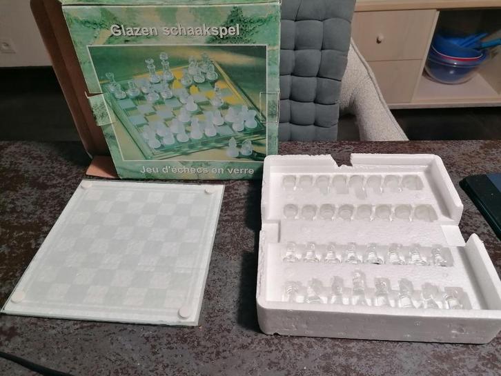 jeux d'échecs en verre           -- NEUF --, Hobby en Vrije tijd, Gezelschapsspellen | Bordspellen, Nieuw, Een of twee spelers