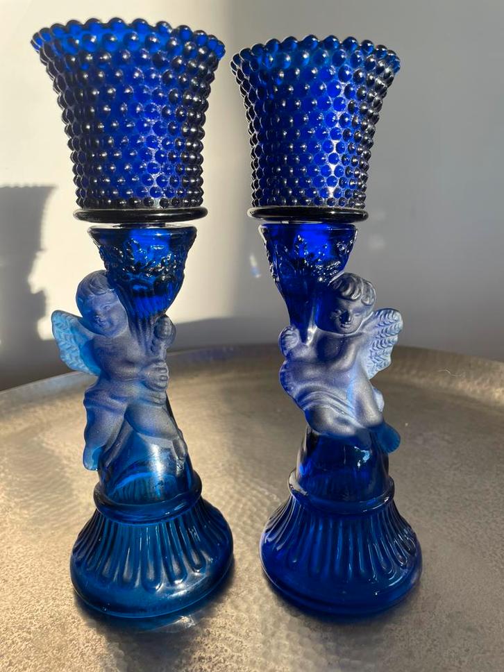 2 blauwe glazen kandelaars met engel. Theelicht/hoge kaars, Huis en Inrichting, Woonaccessoires | Kandelaars en Kaarsen, Kaars