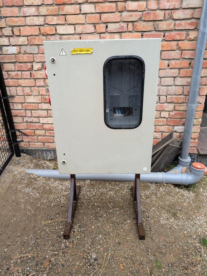 Werfkast op metalen staander, Doe-het-zelf en Bouw, Elektriciteit en Kabels, Zo goed als nieuw, Ophalen