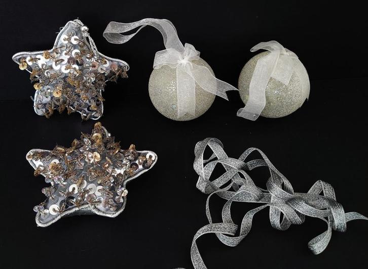 Zilverkleurige kerstversiering : ballen - sterren - lint, Diversen, Kerst, Ophalen of Verzenden
