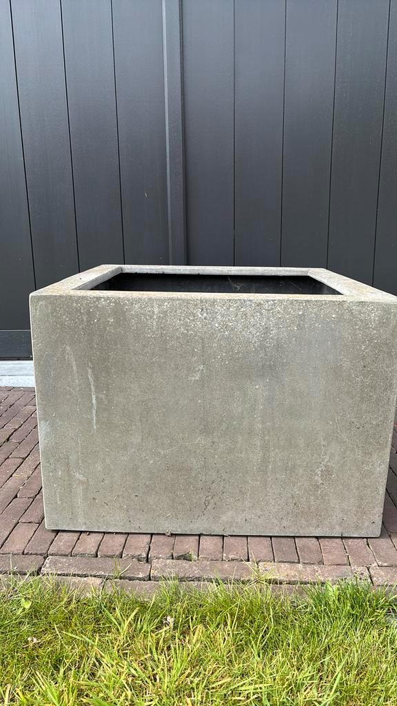 Grijze bloem bak groot steen vierkant 67 cm, Tuin en Terras, Bloembakken en Plantenbakken, Gebruikt, Beton, Tuin, 30 tot 60 cm